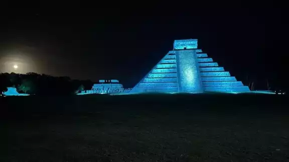 La pirámide lucía así esta noche La pirámide lucía así esta noche
