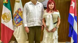 El cónsul cubano llegó acompañado de su equipo de trabajo para la reunión con la titular del poder ejecutivo