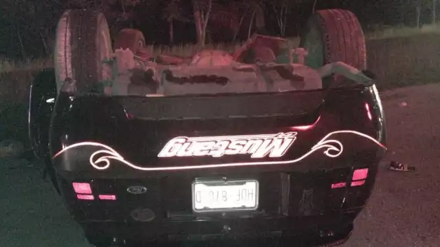 El Ford Mustang manejado por J.S.O., el percance causo daños materiales evaluados en miles de pesos y una persona fallecida en el tramo Xalau-Chemax