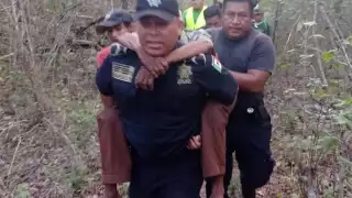 El hombre fue cargado por los rescatistas