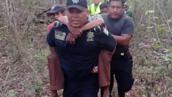 El hombre fue cargado por los rescatistas El hombre fue cargado por los rescatistas
