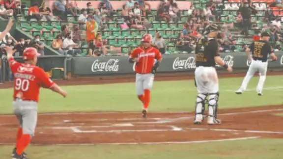 En el primer inning, el Águila de Veracruz hicieron cuatro anotaciones En el primer inning, el Águila de Veracruz hicieron cuatro anotaciones