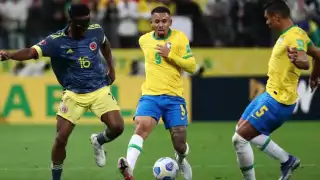La selección de Brasil en partido con Colombia