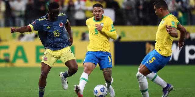 La selección de Brasil en partido con Colombia