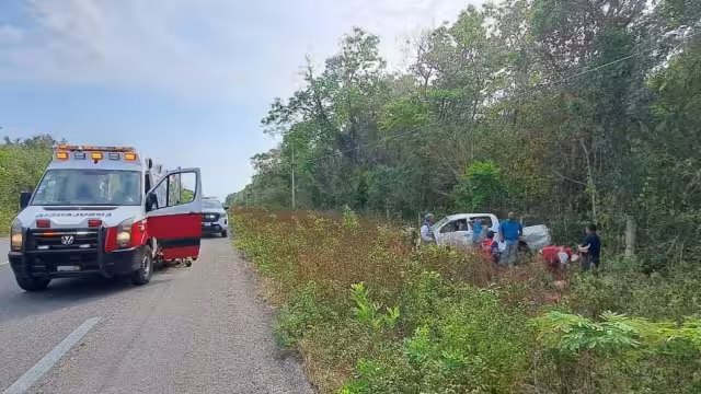 Los lesionados fueron trasladados al Hospital General de esta ciudad y cuando era ingresado al nosocomio uno de ellos falleció