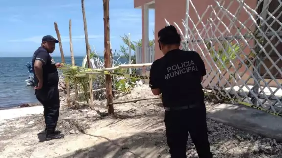 De acuerdo con la información, los propietarios de los terrenos cercaron el acceso a la playa e invadieron la vía pública