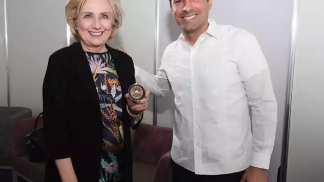 Mauricio Vila se reunió con Hillary Clinton en la Convención Bancaria 2023
