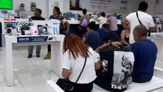 Aumentan las filas en centros telefónicos ante fecha límite del registro celular en Cancún