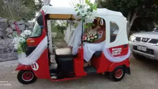 Así convirtió una pareja de novios un mototaxi en su carruaje de boda en Chichimilá, Yucatán