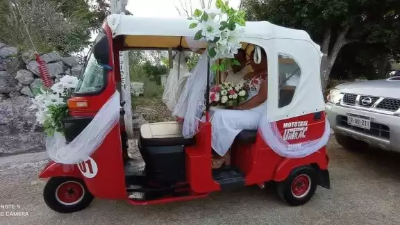 Con flores y tul, la feliz pareja convirtió un mototaxis en su carruaje de novios Con flores y tul, la feliz pareja convirtió un mototaxis en su carruaje de novios
