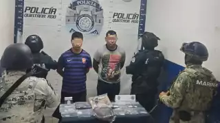 Las autoridades aseguraron una motocicleta color blanca y 10 envoltorios con marihuana, 15 de cocaína y 10 de metanfetamina.