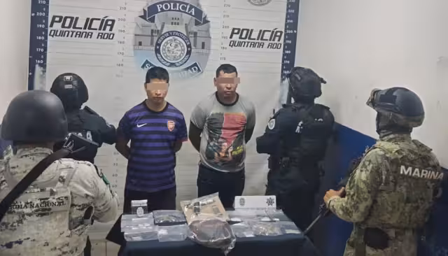 Las autoridades aseguraron una motocicleta color blanca y 10 envoltorios con marihuana, 15 de cocaína y 10 de metanfetamina.
