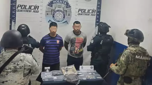 Las autoridades aseguraron una motocicleta color blanca y 10 envoltorios con marihuana, 15 de cocaína y 10 de metanfetamina.