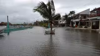 Se inunda malecón de Río Lagartos