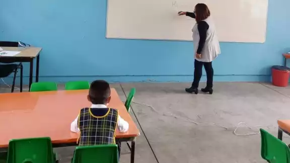 La directora de un kinder de Ecatepec tuvo que dar clase al único alumno que se presentó físicamente La directora de un kinder de Ecatepec tuvo que dar clase al único alumno que se presentó físicamente