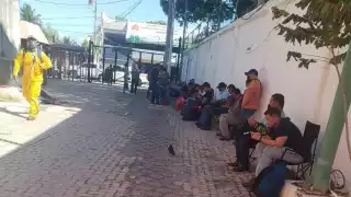 Unos 100 trabajadores petrolero de la Sección 47, realizaron la manifestación en la puerta de la oficina del edificio administrativo