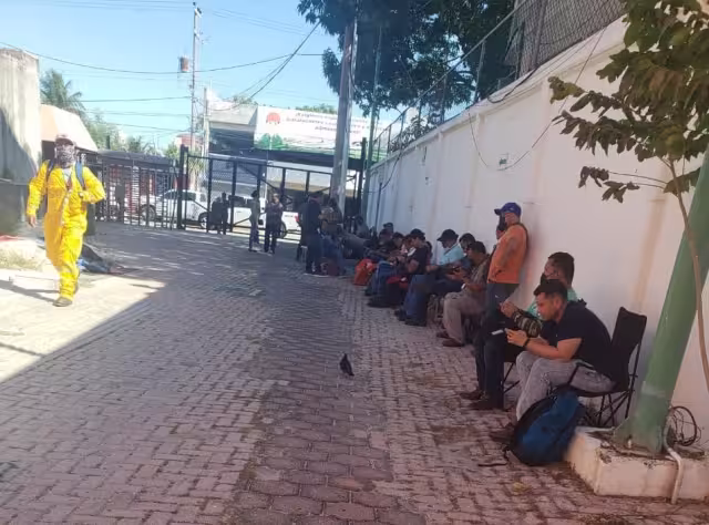Unos 100 trabajadores petrolero de la Sección 47, realizaron la manifestación en la puerta de la oficina del edificio administrativo