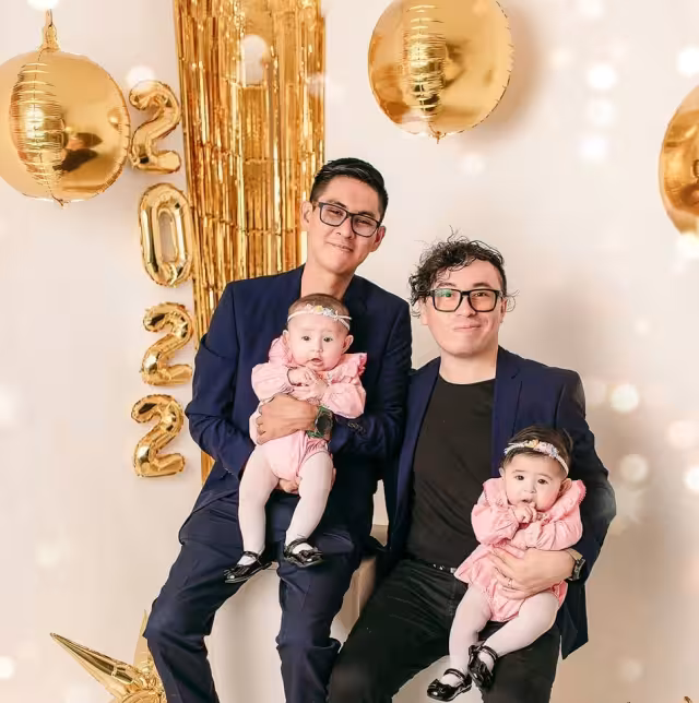 La familia Marín Cárdenas se fotografió para recibir el 2022, año en el que lograron registrar a sus hijas con sus apellidos