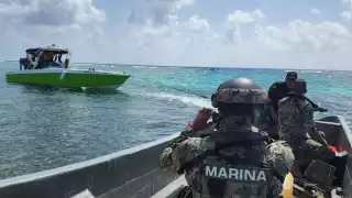 Nave 'Sela' encuentra y asegura a lancha con 20 cubanos en Progreso