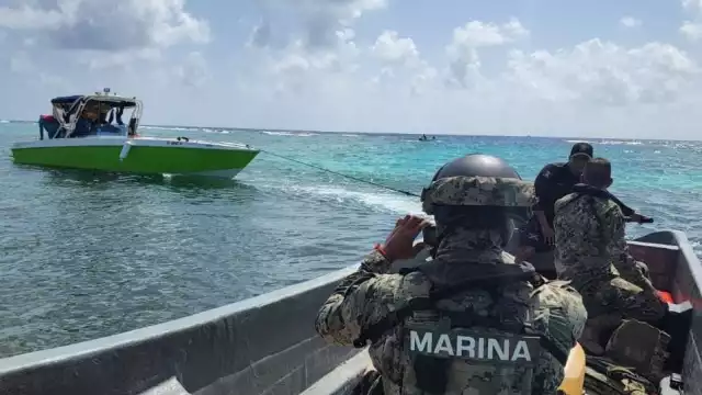 Nave 'Sela' encuentra y asegura a lancha con 20 cubanos en Progreso