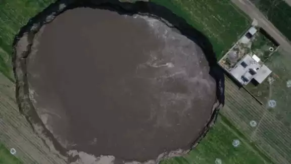 En el video se observa la formación de un pequeño camino de agua que rodea los campos de cultivo