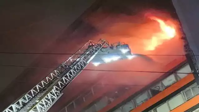 Edificio Canadá de la CDMX sufre fuerte incendio; evacúan a 150 personas
