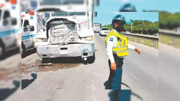 Fueron más de 10 empleados de Xcaret heridos tras el accidente carretero en la carretera Puerto Aventuras-Playa del Carmen Fueron más de 10 empleados de Xcaret heridos tras el accidente carretero en la carretera Puerto Aventuras-Playa del Carmen