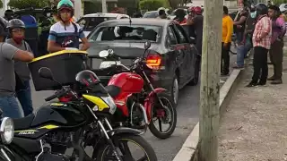 Los repartidores bajaron al conductor, lo golpearon y dañaron la unidad