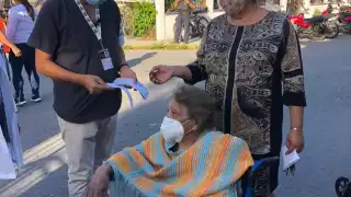 Adultos mayores de Cozumel madrugan para no quedarse sin vacuna contra el COVID-19