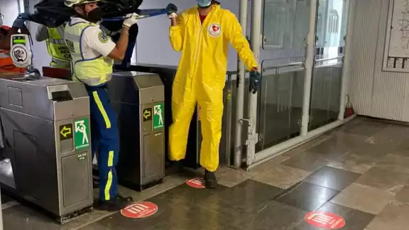 Rescatan cuerpo de una mujer que se lanzó a las vías del Metro de la CDMX Rescatan cuerpo de una mujer que se lanzó a las vías del Metro de la CDMX