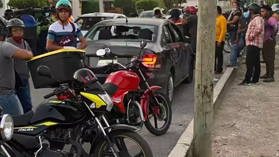 Los repartidores bajaron al conductor, lo golpearon y dañaron la unidad Los repartidores bajaron al conductor, lo golpearon y dañaron la unidad