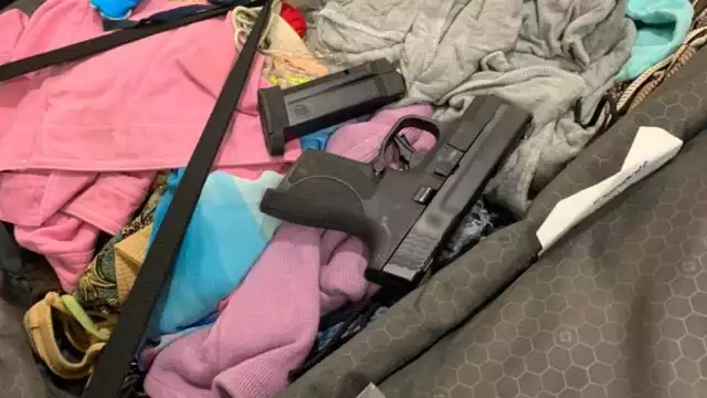 Dentro del equipaje fueron halladas dos armas de fuego calibre 9mm con 12 cartuchos útiles