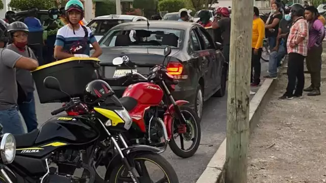 Los repartidores bajaron al conductor, lo golpearon y dañaron la unidad