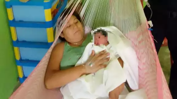 El bebé nació sano en el interior de su casa