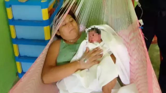 El bebé nació sano en el interior de su casa