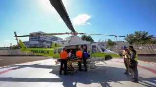 Una ambulancia aérea traslado a varios heridos a hospitales especializados. Foto: Twitter @EnriqueAlfaroR