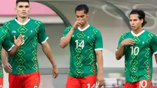 En el partido de México vs. Francia la playera de Erick Aguirre era distinta a las de sus compañeros, tenía la bandera al revés.