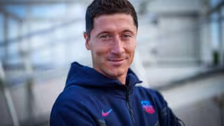 Robert Lewandowski, vestido con las ropas del Barcelona