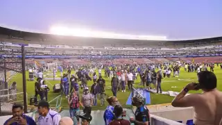 En redes sociales, circula el video en el que aficionados de Atlas provocan a seguidores del Querétaro tras una reja, que al ser abierta desató la violencia.