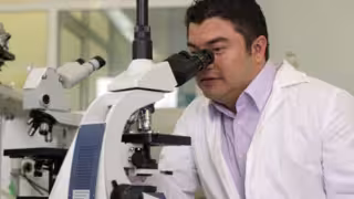 Este era él en su trabajo