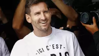 Lionel Messi aterrizó este martes en París para cerrar su incorporación al club francés