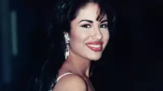 Selena Quintanilla mira a la cámara