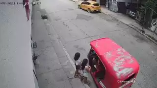 Hombre fue captado tocando indebidamente a las menores y posteriormente les da dinero