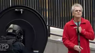 El hombre amagaba con dispararse