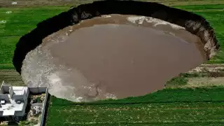 Cae casa cercana a socavón en Zacatepec, Puebla