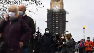 El primer ministro Boris Johnson confirmó el primer deceso por la nueva variante de COVID-19 y advirtió que también está provocando hospitalizaciones.