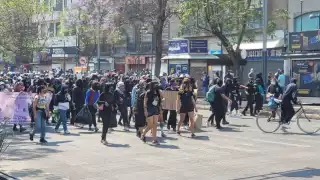 Un grupo de mujeres encapuchadas se encuentra realizando una concentración en Paseo de la Reforma