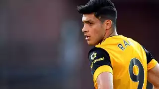 Raúl Jiménez cae en casa contra el Brenfront