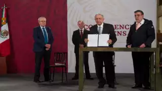 El presidente López Obrador muestra el documento con la pregunta que enviará al Senado para la consulta popular para juicio a ex presidentes