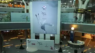 El cartel oficial de la próxima Copa del Mundo fue creado por la artista qatarí Bouthayna Al Muftah